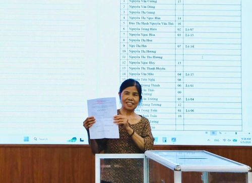 Quá trình bốc thăm vị trí đất tái định cư diễn ra minh bạch. Ảnh: PV