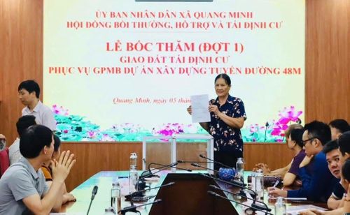 Các hộ dân lần lượt thực hiện bốc thăm số thứ tự và bốc thăm xác định vị trí thửa đất theo đúng quy trình. Ảnh: PV