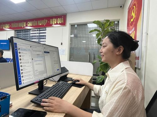 Bà Trần Thị Thu, chuyên viên Trung tâm Phục vụ hành chính công Chi nhánh số 11 phường Thanh Liệt. Ảnh: Kim Xuyến