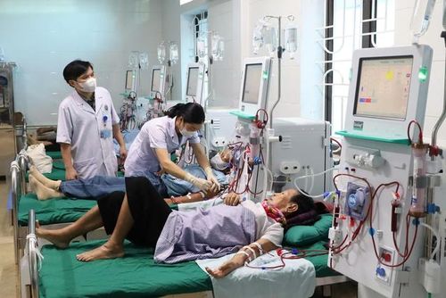 Cán bộ y tế chăm sóc bệnh nhân chạy thận tại Trung tâm Y tế Hương Sơn.