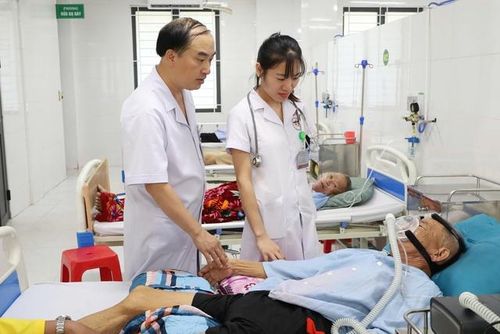 Cán bộ y tế ân cần chăm sóc người bệnh