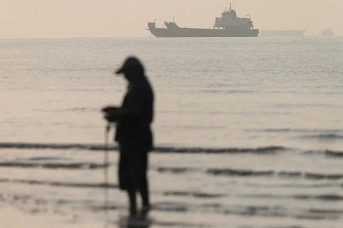  Các tàu thuyền trên eo biển Hormuz gần bãi biển Bandar Abbas, Iran. Ảnh: Amirhosein Khorgooi/ ISNA/ Wana News Agency/ Reuters. 