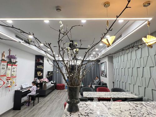 Gia đình chị Phương sinh hoạt buổi tối chung tại phòng khách để tiết kiệm tiền điện.