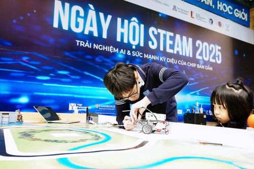 Tại các thành phố lớn, nhiều trung tâm, đơn vị tổ chức chương trình STEM dành cho trẻ nhỏ. Ảnh minh họa: Trường THCS và THPT Nguyễn Siêu.