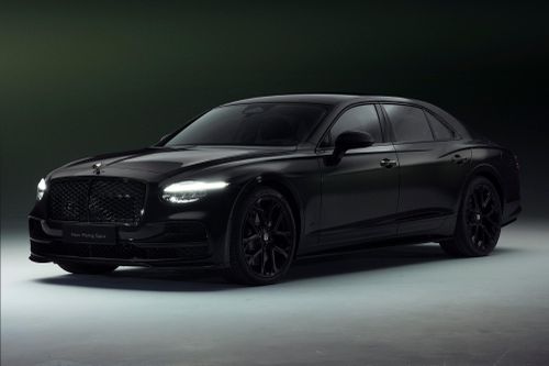  Thế hệ thứ tư cũng đánh dấu sự trở lại của biến thể Bentley Flying Spur S, bao gồm tùy chọn ngoại thất Blackline Specification với nhiều chi tiết sơn đen mạnh mẽ. 