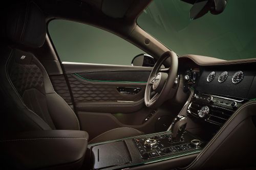  Nhìn chung, nội thất của Bentley Flying Spur thế hệ mới không có nhiều sự thay đổi so với bản nâng cấp vào năm 2024. Thương hiệu hướng đến các tùy chọn cá nhân hóa, ghế ngồi, vật liệu hoàn thiện và hệ thống âm thanh cao cấp mới. 