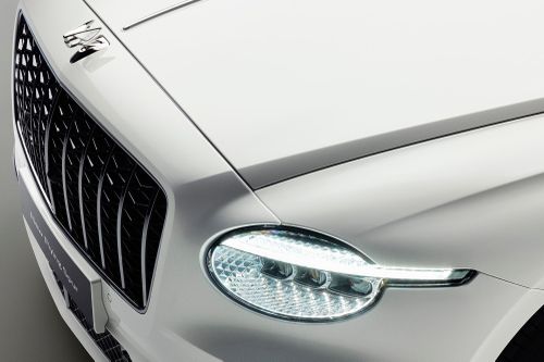  Bentley Flying Spur sở hữu ngoại thất được làm mới với các bề mặt hiện đại và liền mạch, bao gồm cả đèn pha đơn phía trước, vốn lần đầu tiên xuất hiện trên một chiếc sedan của Bentley kể từ năm 1962. 