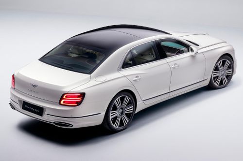  Mẫu xe này được giới thiệu với 2 phiên bản động cơ: High Performance Hybrid cho Flying Spur tiêu chuẩn, Azure và S, trong khi biến thể Speed và cao cấp nhất là Mulliner sử dụng cơ cấu Ultra Performance Hybrid. 