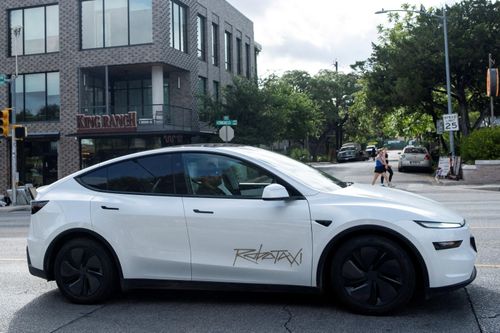 Tesla hiện vận hành khoảng 50 xe robotaxi trong khu vực trên. Con số này vẫn thấp hơn đáng kể so với đối thủ Waymo thuộc Alphabet, đơn vị đang khai thác hơn 250 xe tự hành tại cùng địa bàn.
