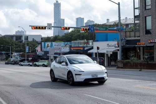 Dịch vụ robotaxi của Tesla vừa xác nhận đã triển khai các mẫu xe không có người giám sát tại khu vực đô thị Austin. Trước đây, mỗi xe đều sẽ có nhân viên túc trực nhằm kiểm soát hoạt động của những mẫu EV tự lái này.