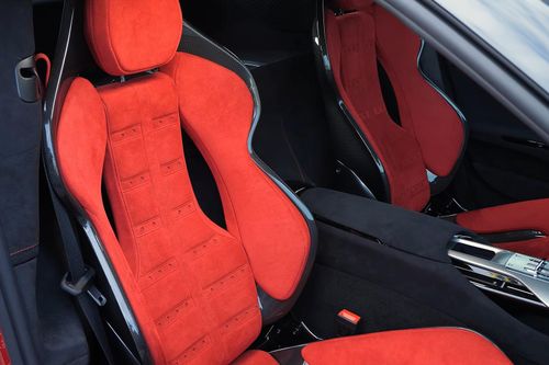  Điểm đáng giá trên chiếc xe này là bộ ghế đua Daytona bằng sợi carbon siêu nhẹ, kết hợp cùng với chất liệu vi sợi Alcantara màu đỏ và logo ngựa chồm màu đen thêu trên tựa đầu. 