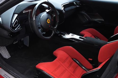  Nội thất của chiếc Ferrari 12Cilindri đầu tiên tại Việt Nam vẫn giữ tông màu tối chủ đạo. Bề mặt taplo được bọc da cao cấp cùng Alcantara, trong khi vô lăng được ốp sợi carbon. 