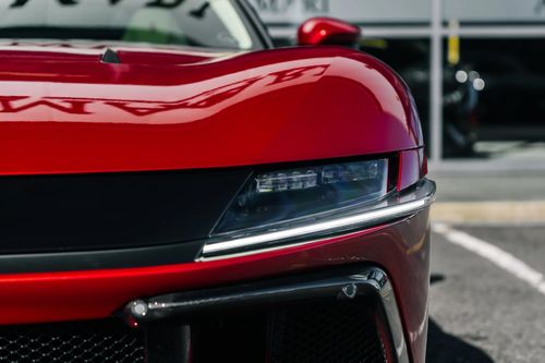  Theo thông tin tra cứu, siêu xe này mang màu sơn đỏ Rosso Imola. So với sắc đỏ Rosso Corsa truyền thống, bề mặt hoàn thiện này tối màu hơn, vốn lấy cảm hứng từ trường đua Imola (Autodromo Enzo e Dino Ferrari) nổi tiếng tại Italy. 