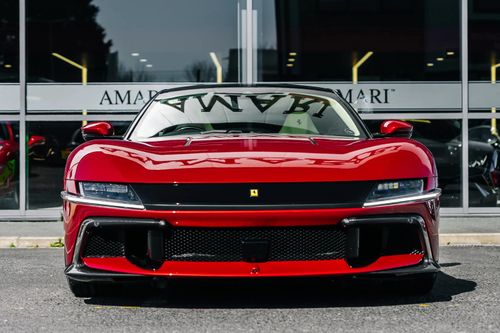  Đi kèm là hộp số ly hợp kép 8 cấp DCT và hệ dẫn động cầu sau. Ferrari 12Cilindri có khả năng tăng tốc từ 0 lên 100 km/h chỉ trong 2,9 giây trước khi đạt tốc độ tối đa hơn 340 km/h. 