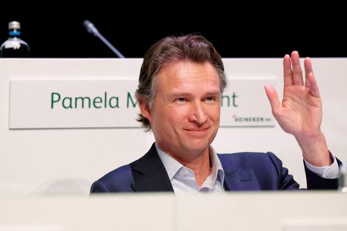  Quyết định rời đi sớm hơn của Dolf van den Brink khiến Hội đồng quản trị Heineken rơi vào thế bị động. Ảnh: Reuters. 