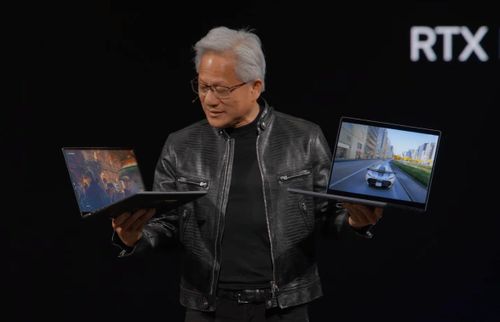  CEO Nvidia cầm 2 chiếc laptop dùng chip RTX Spark tại Computex 2026, đánh dấu sự trở lại mảng chip máy tính. Ảnh: Nvidia. 