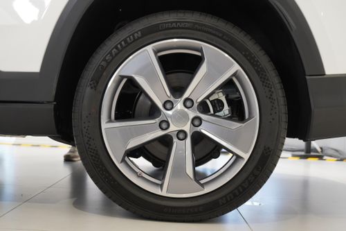 Xe vẫn được trang bị mâm 19 inch ở cả 2 phiên bản Executive và Premium. Bộ ốp mâm hợp kim đa chấu tối giản kiểu boomerang.