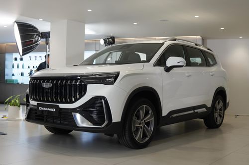 Bên cạnh Geely Coolray thế hệ mới, Tasco còn giới thiệu Okavango, mẫu SUV 7 chỗ nhằm hoàn thiện dải sản phẩm tại Việt Nam. Xe có số đo dài x rộng x cao lần lượt là 4.827 x 1.902 x 1.757 mm, nhỉnh hơn Monjaro (4.770 x 1.895 x 1.689 mm). Tuy nhiên, trục cơ sở của Okavango là 2.845 mm, thấp hơn so với mẫu SUV cỡ D cùng nhà - 2.804 mm.