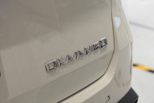 Xe được bán với 2 phiên bản là Executive với giá 739 triệu và Premium với giá 799 triệu đồng. Đây là mức giá đủ cạnh tranh để Okavango đứng cùng với các đối thủ SUV cỡ C 7 chỗ như Mitsubishi Destinator (780-855 triệu) hay Honda CR-V (1,029-1,25 tỷ đồng). Còn để nhìn rộng ra, Okavango sẽ là lựa chọn mới cho người đang "ngắm nghía" nhóm xe 7 chỗ tầm trung với một số cái tên như Toyota Innova Cross (730 triệu-1,003 tỷ), Honda BR-V (629-705 triệu) hay là BYD M6 (756 triệu đồng).