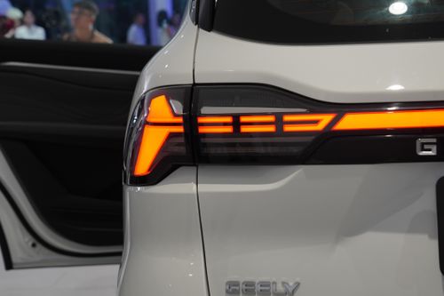 Có thể thấy thiết kế đuôi của Geely Okavango thay đổi so với mẫu SUV cỡ D cùng nhà. Cặp đèn hậu của mẫu SUV 7 chỗ thanh mảnh hơn, khá tương đồng thiết kế đèn trên Coolray mới.