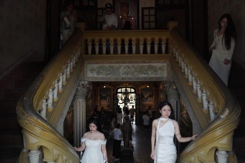 Cảnh check-in đông đúc ở cung An Định hôm 27/4. Ảnh: Quốc Anh.