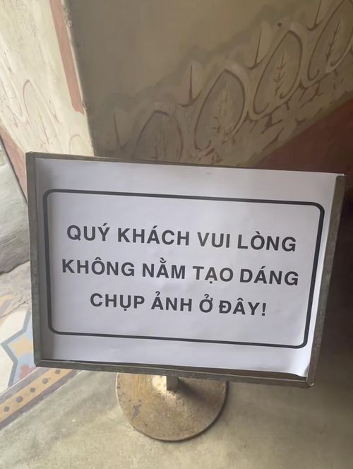 Thông báo hạn chế du khách nằm ra khu vực cầu thang chụp ảnh ở cung An Định. Ảnh cắt từ clip.