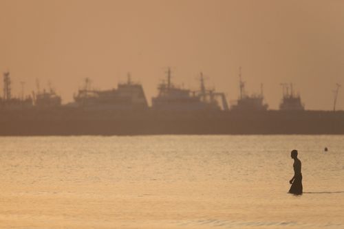  Tàu thuyền di chuyển trên eo biển Hormuz, khu vực gần bãi biển Bandar Abbas của Iran. Ảnh: Reuters. 