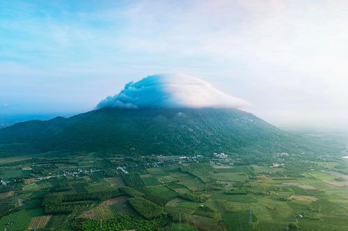 Mây nón ôm trọn đỉnh núi Bà Đen, sáng 3/5. Ảnh: Trương Anh Tuấn.