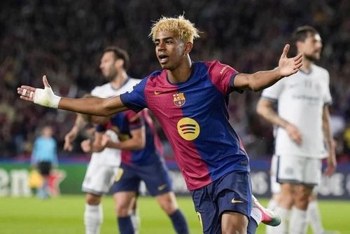 Lamine Yamal lần đầu tiên nhận danh hiệu Cầu thủ xuất sắc nhất La Liga. Ảnh: AP