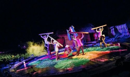 Show thực cảnh “Ánh Sáng Huyền Thoại” trở thành điểm nhấn nổi bật với sự kết hợp giữa văn hóa làng quê xưa, nghệ thuật trình diễn ánh sáng và công nghệ hiện đại