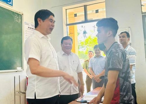 Ông Lâm Hải Giang, Phó Chủ tịch UBND tỉnh Gia Lai thăm hỏi, động viên thí sinh dân tộc thiểu số tham gia kì thi (Ảnh: Hoàng Vũ)