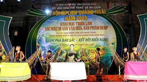 Các tiết mục trình diễn đàn T’rưng, đàn đá, giới thiệu nét đẹp văn hóa truyền thống của đồng bào dân tộc thiểu số đến với du khách