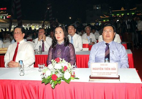 Ông Nguyễn Tiến Hải, Ủy viên BCH Trung ương Đảng, Bí thư Tỉnh ủy An Giang cùng các đại biểu tại Lễ khai hội