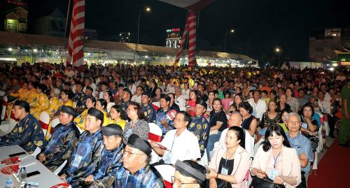 Đông đảo người dân tham dự chương trình