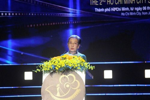 Bà Dương Cẩm Thúy, Chủ tịch Hội Điện ảnh TP.HCM phát biểu tại lễ khai mạc