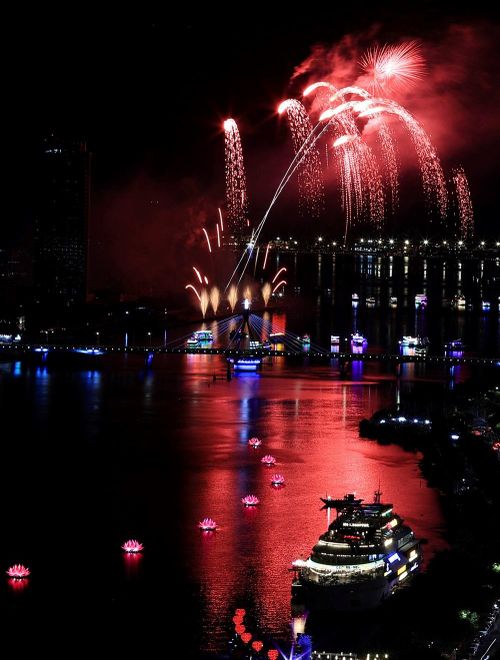 Màn trình diễn pháo hoa của đội Z121 Vina Pyrotech - Việt Nam