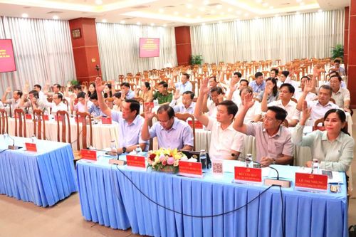 Các đồng chí Ủy viên Ban Chấp hành Đảng bộ tỉnh Cà Mau biểu quyết thông qua Nghị quyết Hội nghị lần thứ Bảy. Ảnh: Cổng Thông tin điện tử Đảng bộ tỉnh Cà Mau.