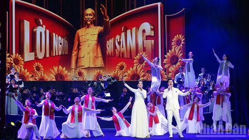Nghệ sĩ Ưu tú Khánh Ngọc và ca sĩ Đào Mác thể hiện một tiết mục trong chương trình. (Ảnh: Linh Bảo)