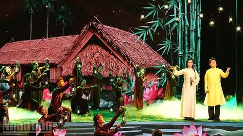 Ca sĩ Quốc Đại và ca sĩ Thi Phượng thể hiện ca khúc Từ Làng Sen của nhạc sĩ Phạm Trọng Cầu.