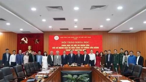 Các chuyên gia, nhà khoa học chụp ảnh kỷ niệm tại Hội thảo Khoa học xã hội và nhân văn với sứ mệnh bảo vệ nền tảng tư tưởng của Đảng trong kỷ nguyên mới, do Viện Hàn lâm Khoa học xã hội Việt Nam tổ chức, ngày 17/12/2025. (Ảnh: QUỲNH TRANG)