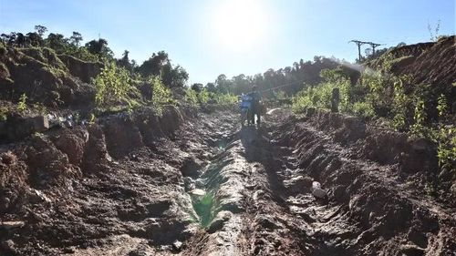 Nhiều thôn, bản ở các xã miền núi tỉnh Nghệ An tuy dân số ít, nhưng diện tích rộng, địa hình phức tạp, đường sá đi lại rất khó khăn.