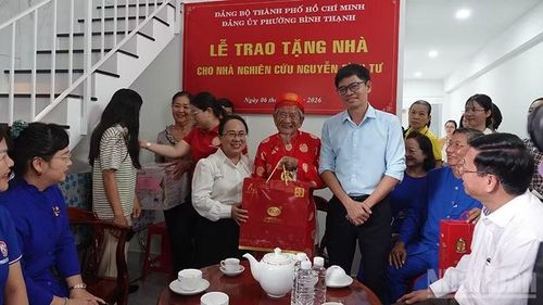 Các đại biểu tặng quà chúc mừng cụ Nguyễn Đình Tư.
