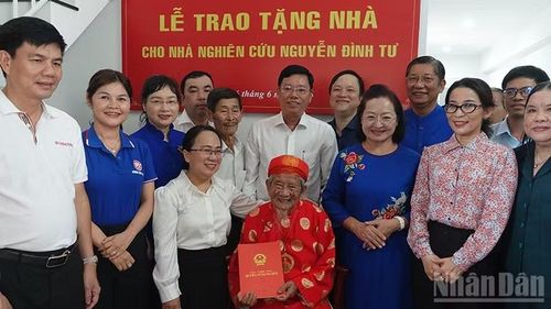 Các đại biểu chúc mừng cụ Nguyễn Đình Tư có căn hộ mới. (Ảnh: Linh Bảo)