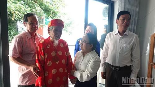 Nhà nghiên cứu Nguyễn Đình Tư cùng đại biểu tham quan căn hộ mới.