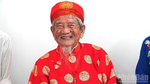 Niềm vui của Nhà nghiên cứu 106 tuổi Nguyễn Đình Tư khi nhận được căn hộ mới.