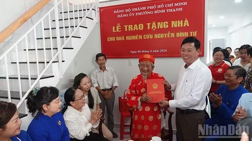 Lãnh đạo phường Bình Thạnh trao Giấy chứng nhận quyền sử dụng căn hộ cho Nhà nghiên cứu Nguyễn Đình Tư.