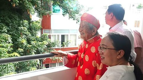 Nhà nghiên cứu Nguyễn Đình Tư cùng đại biểu tham quan căn hộ mới.