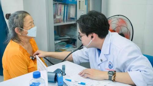 Bác sĩ Bệnh viện Thống Nhất khám sức khỏe người cao tuổi tại phường Phước Thắng.