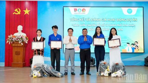 Ban tổ chức trao giải cho các đội.