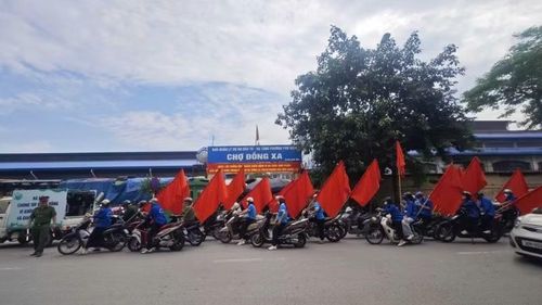 Sau lễ phát động, các lực lượng tham gia đoàn diễu hành tuyên truyền.